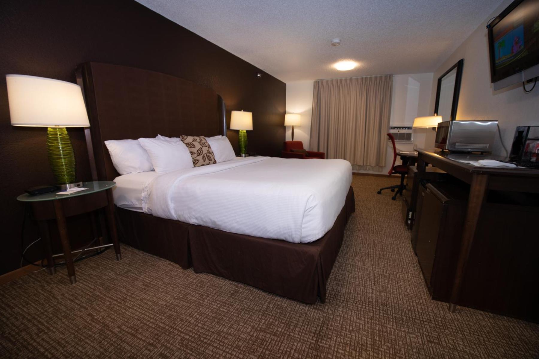 Alliance Hotel & Suites, A Howard Johnson By Wyndham Exterior foto