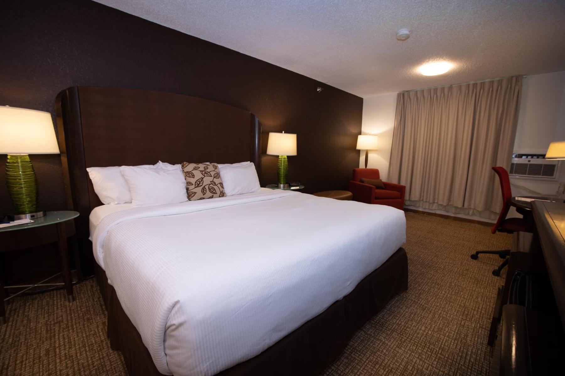 Alliance Hotel & Suites, A Howard Johnson By Wyndham Exterior foto